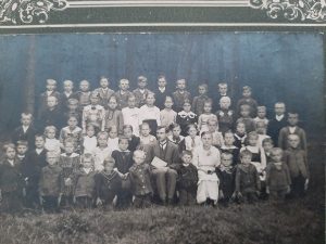 Děti a učitel, škola Čachnov kolem r. 1930